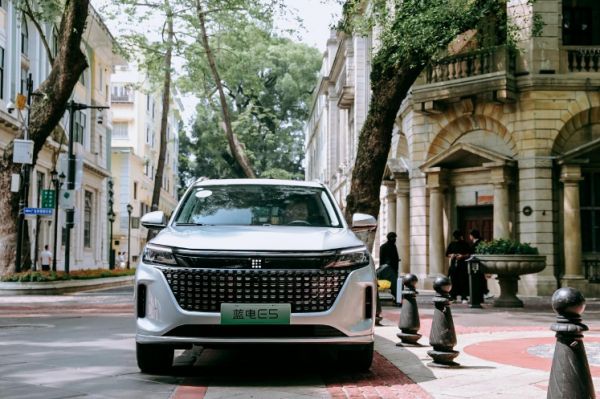 對比博越L，十萬可買中型插混SUV藍電E5，購車新選擇